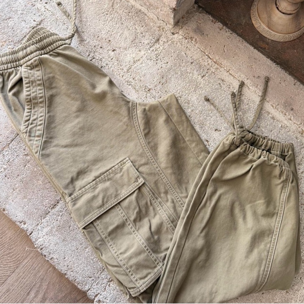 Women’s Aritzia Olive Cargo Pants
